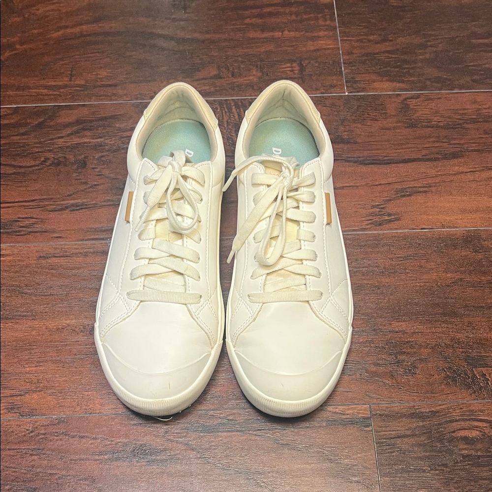 Dr. Scholl's Cream Lace-Up Sneakers